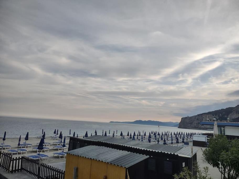 Silver Sands Finale Ligure - Traditional Apartment - 4 Beds & Terrace By The Beach Екстериор снимка
