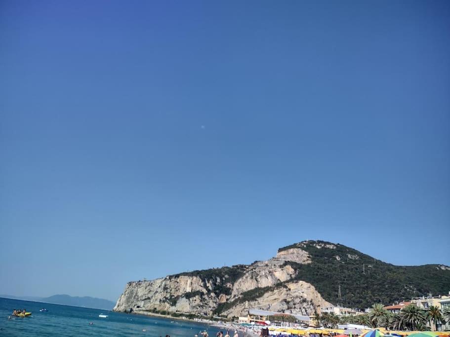 Silver Sands Finale Ligure - Traditional Apartment - 4 Beds & Terrace By The Beach Екстериор снимка